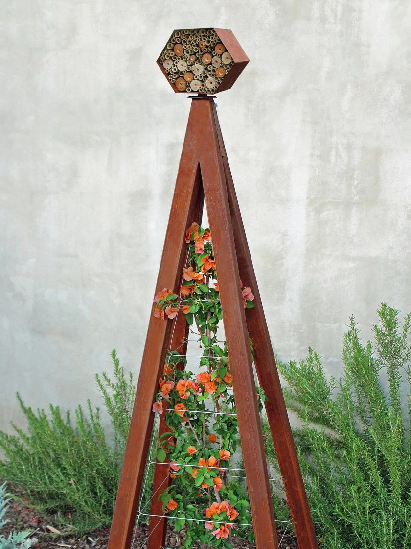 Bee Bungalow + Akoris Garden Tuteur Sr. 3 Bee Bungalow + Akoris Garden Tuteur Sr. - Image 3